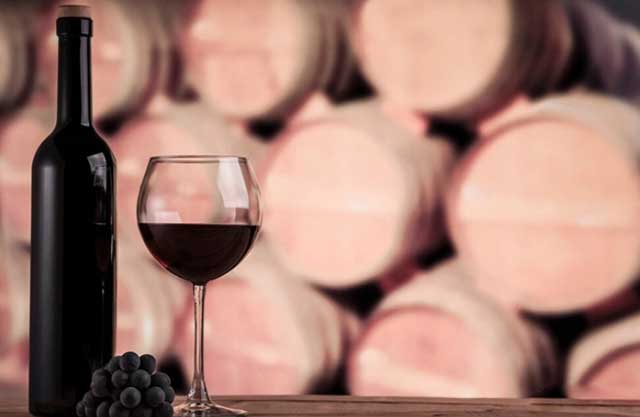 酒说丨葡萄酒酿造中的橡木桶熟化是什么工艺？(图1)